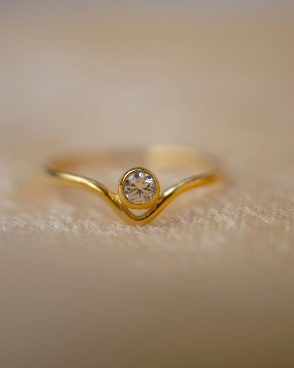 V EDGE SINGLE STONE RING